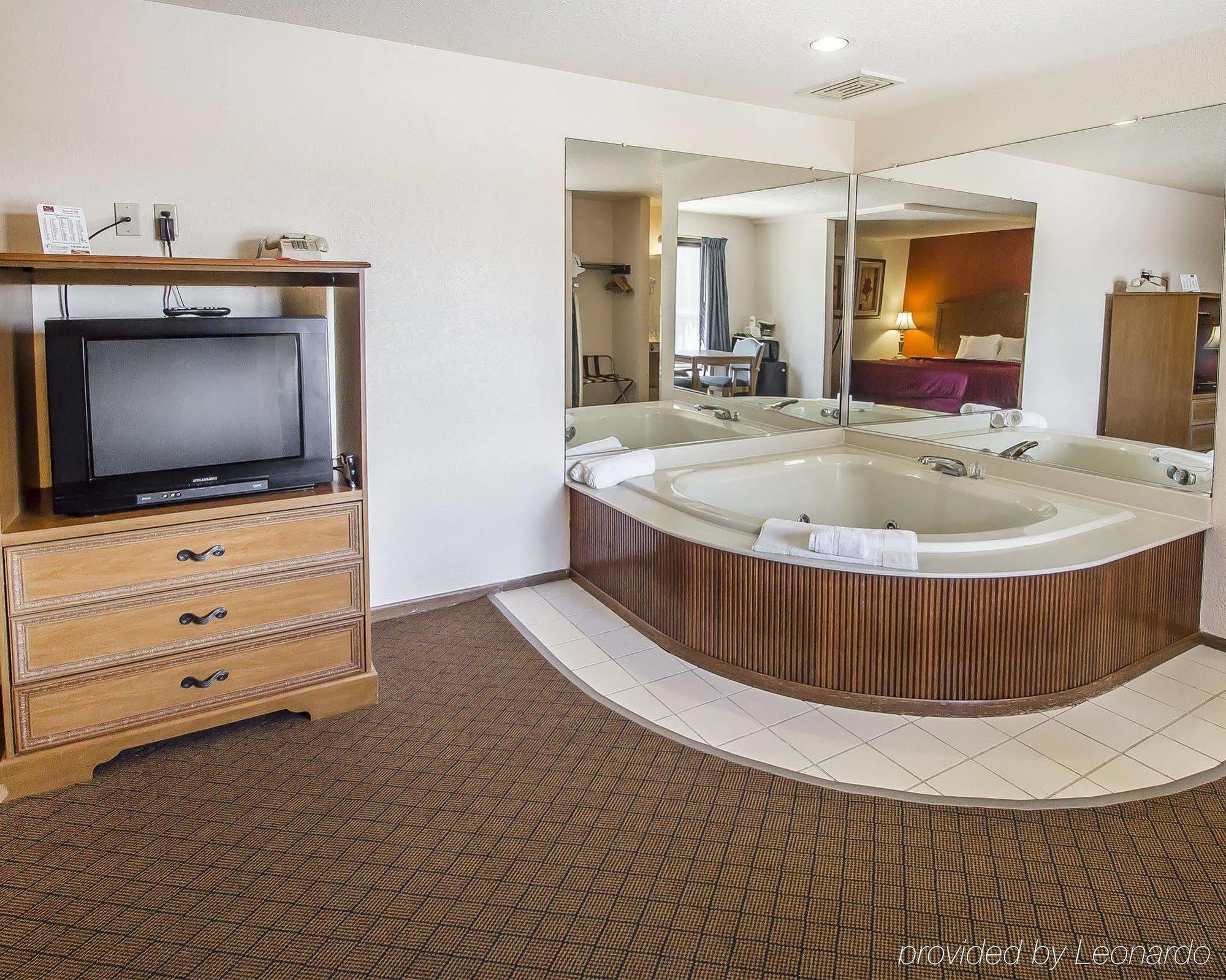 Econo Lodge Inn & Suites Menomonie Luaran gambar